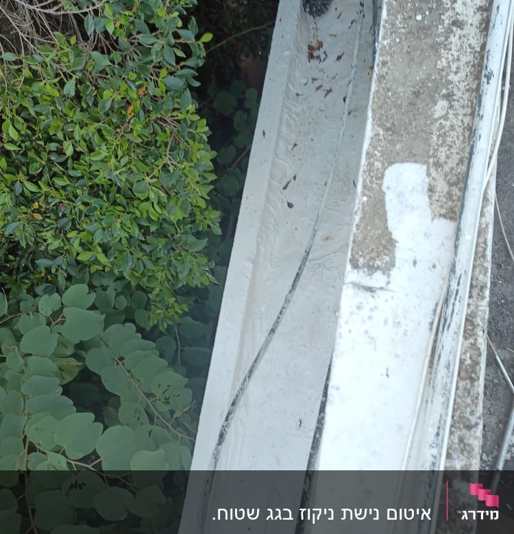 משטח אטום בצבע לבן עם כבלים